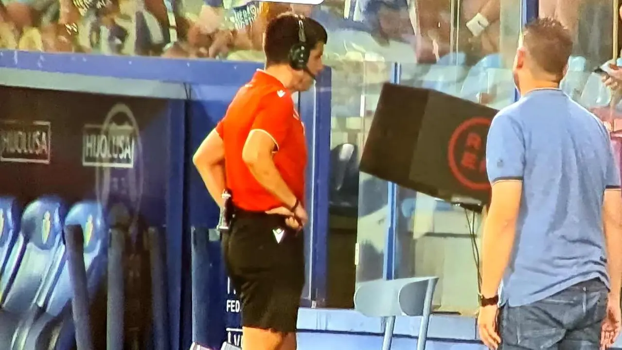 El colegiado del encuentro revisa una jugada, finalmente sin consecuencias, con Estévez presionando desde la banda.