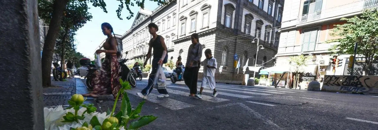Flores en el lugar del atropello de la joven Saray.