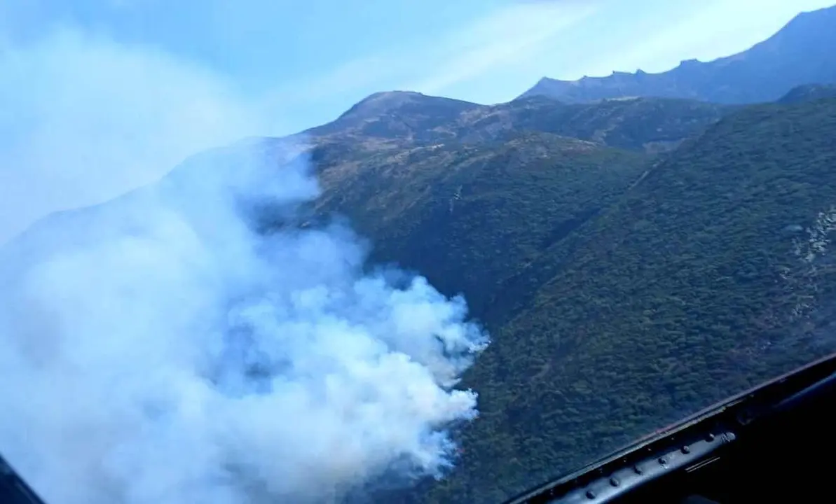 Vista a&eacute;rea del incendio desde uno de los helic&oacute;pteros.