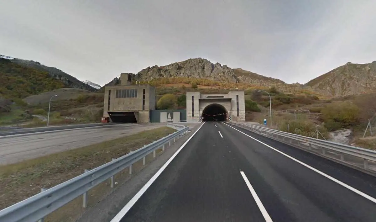Imagen de la autopista del Huerna en el túnel de El Negrón.