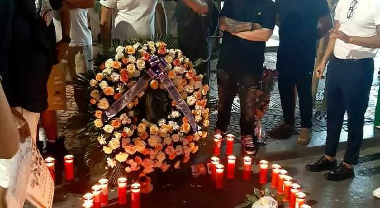 Coronas, velas, flores y dedicatorias en el lugar donde falleció la estudiante leonesa.