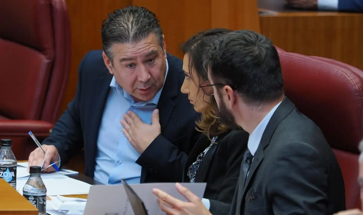 Los tres procuradores de UPL, durante una sesión en las Cortes.