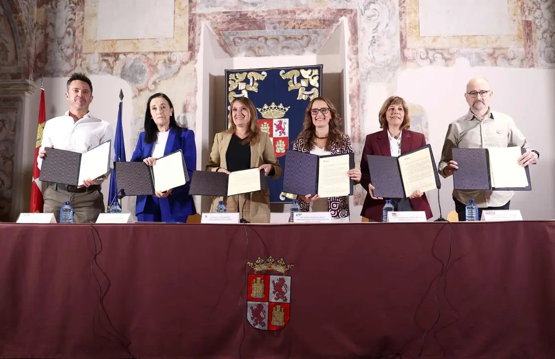 La consejera de Educación, Rocío Lucas, firma con las organizaciones sindicales el acuerdo de mejora de las condiciones laborales del personal docente de centros públicos no universitarios de la Comunidad.