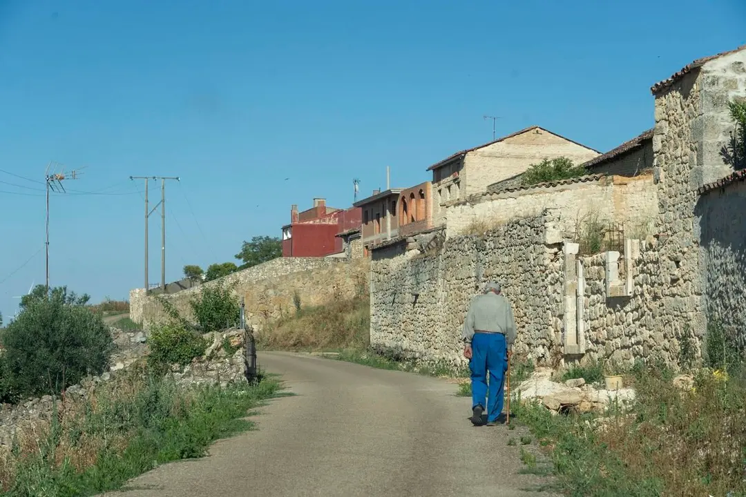 Una persona mayor pasea por la localidad vallisoletana de Castromonte