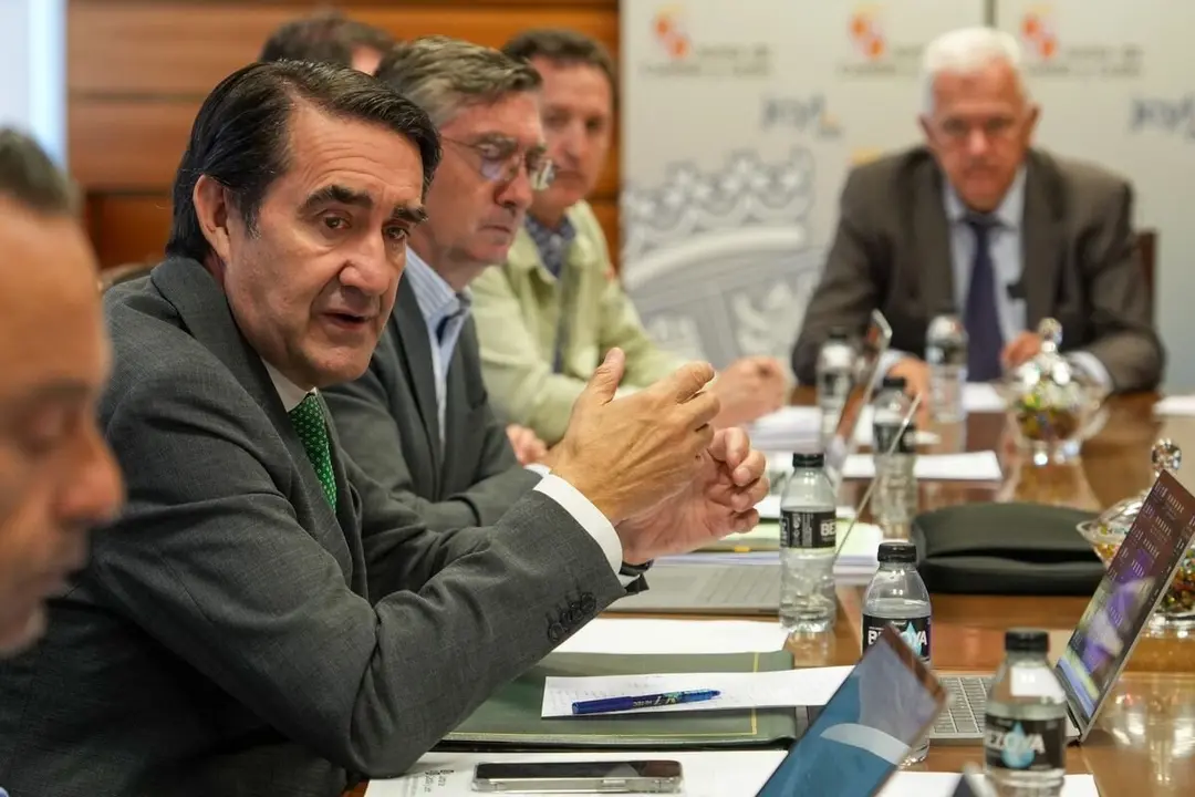 El consejero de Medio Ambiente, Vivienda y Ordenación del Territorio, Juan Carlos Suárez-Quiñones, se reúne con miembros la Mesa de la Madera.
