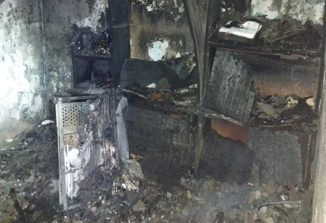 Interior del edificio donde se produjo el incendio este lunes en el Camino Bajo de San Andrés con Puebla de Sanabria. Foto: Speis Ponferrada