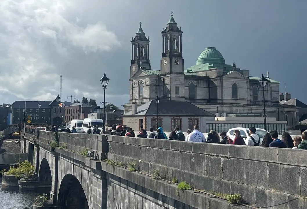 Los alumnos de La Asunción durante una visita turística por la ciudad irlandesa de Atlone.