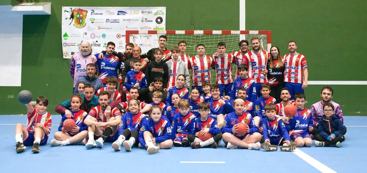 Foto de familia del primer equipo del Prodelais Balonmano Atlético Paramés con los jugadores de las categorías inferiores. Foto: Sergio Grande Madrid