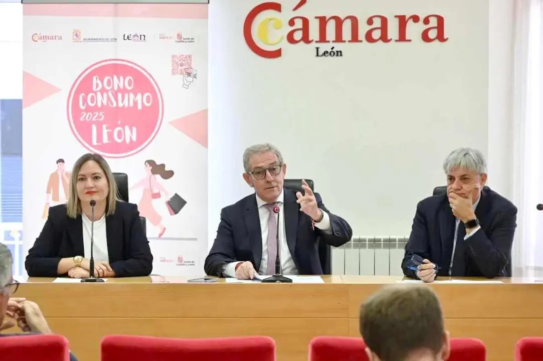 La concejala de Comercio, Consumo y Fiestas Camino Orejas; el presidente de la Cámara de Comercio, Javier Vega, y el delegado territorial de la Junta, Eduardo Diego, hacen un balance de la última campaña del programa de bonos al consumo de León. Foto: Campillo