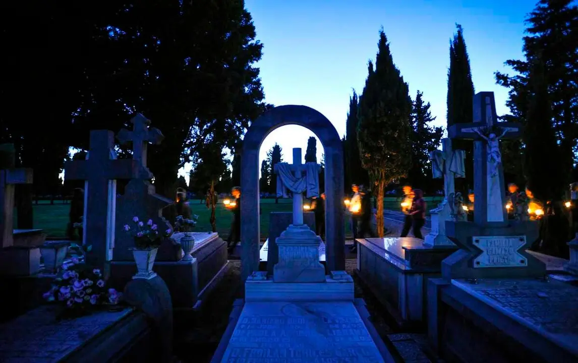 Un grupo de visitantes, durante una de las rutas por el cementerio.
