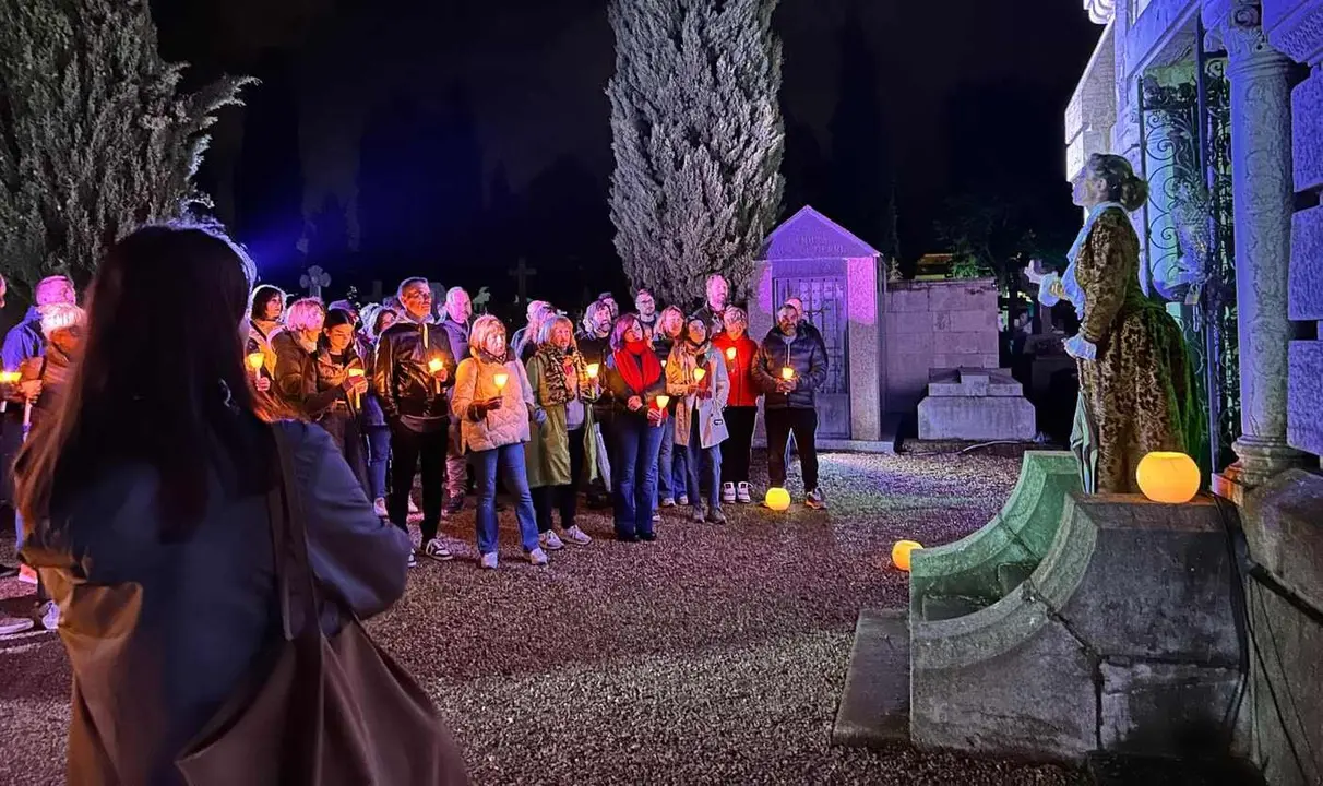 Un grupo de visitantes, durante una de las rutas por el cementerio.