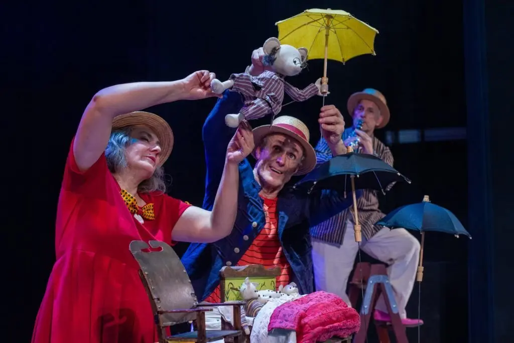 Un momento de la representación de 'Cuentos viajeros' de Elfo Teatro.