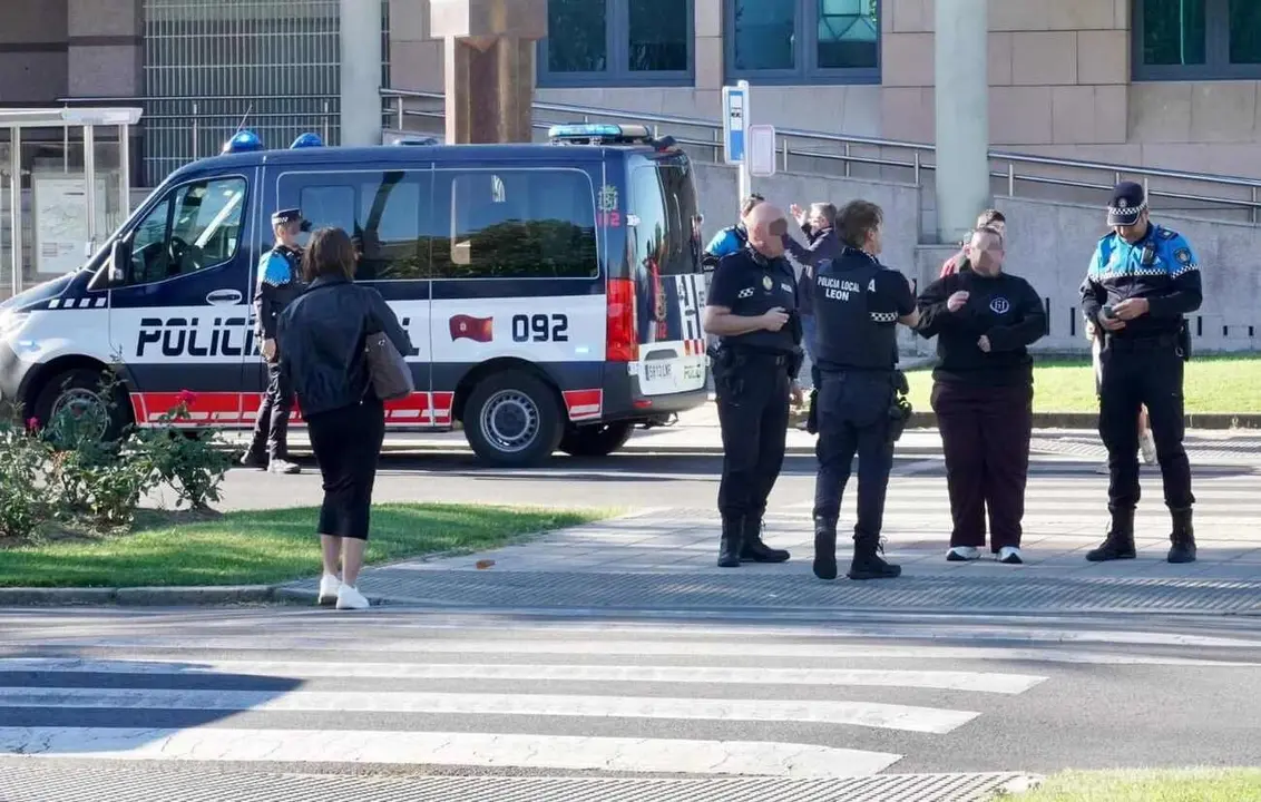 Efectivos de la Policía Local León intervienen en un atropello en la zona de la Universidad. Foto: Campillo