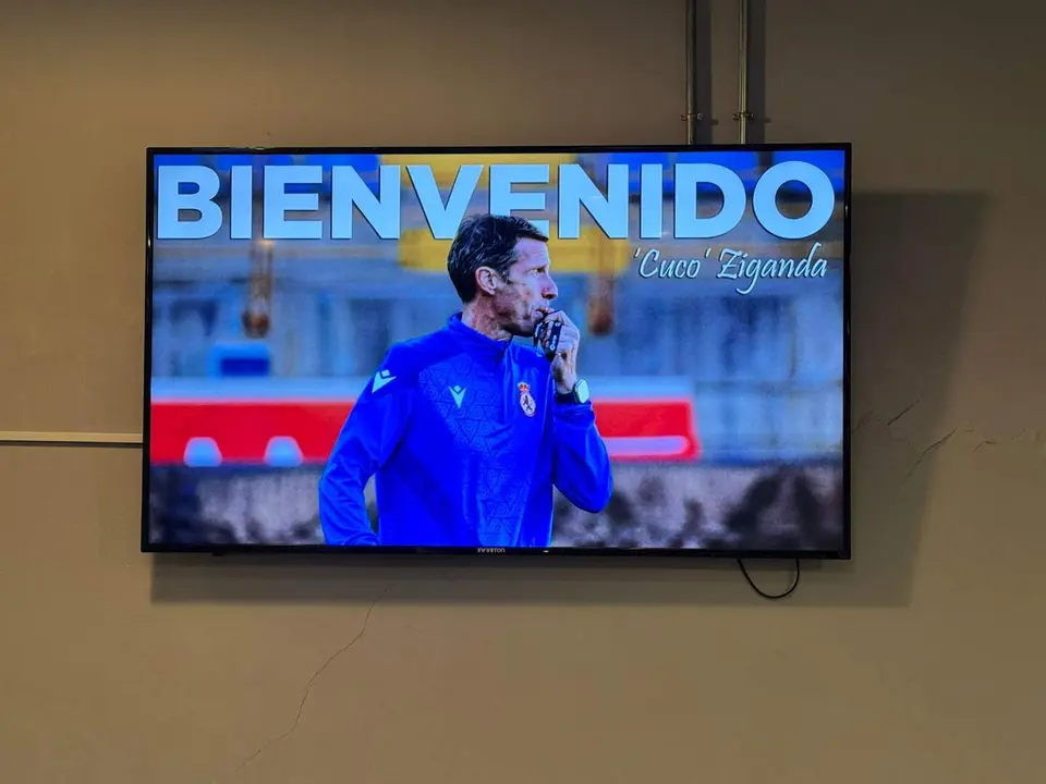 Un televisor del antepalco da la bienvenida al nuevo técnico.