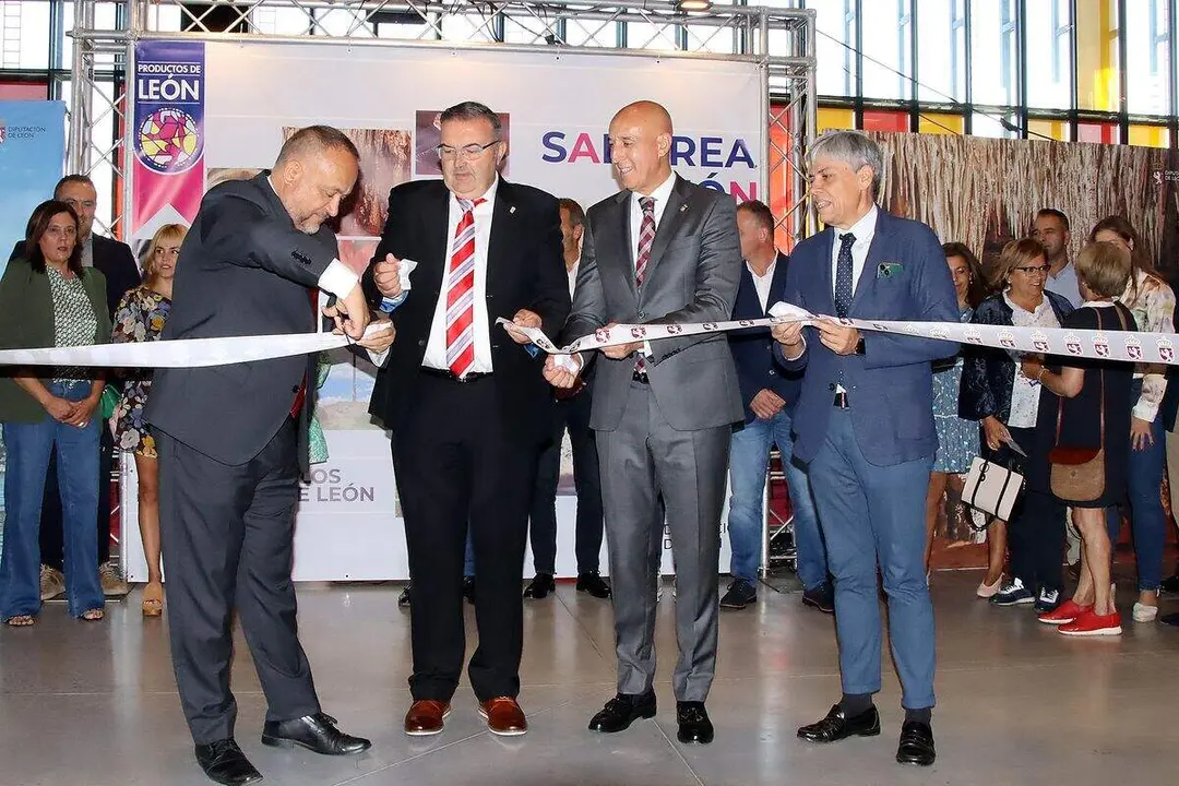 El presidente de la Diputación de León, Gerardo Álvarez Courel, el alcalde José Antonio Díez, el delegado territorial Eduardo Diego y el vicepresidente y responsable de los Productos de León, Roberto Aller, inauguran de forma oficial la Feria de los Productos de León de 2023. Foto: Campillo