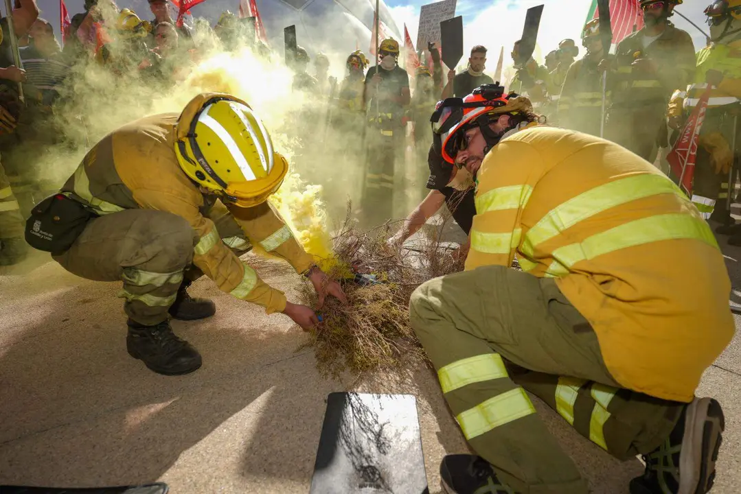 Manifestación a las puertas de Las Cortes para exigir la equiparación laboral de los bomberos forestales y la profesionalización del colectivo. Foto: R. Valtero