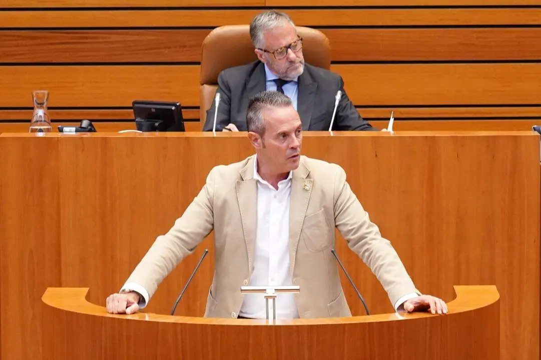 El procurador socialista Pedro González en la segunda sesión del Pleno de las Cortes de Castilla y León. Foto: M. Chacón