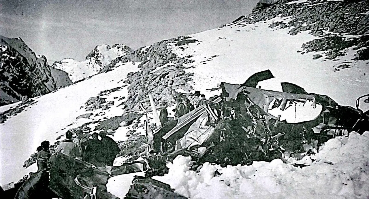 Imagen del accidente de un Heinkel 111 B2 25-42 del ejército alemán en la ladera de Pico Cerroso, en Ocejo de la Peña. Foto: Archivo Fernández Castañón