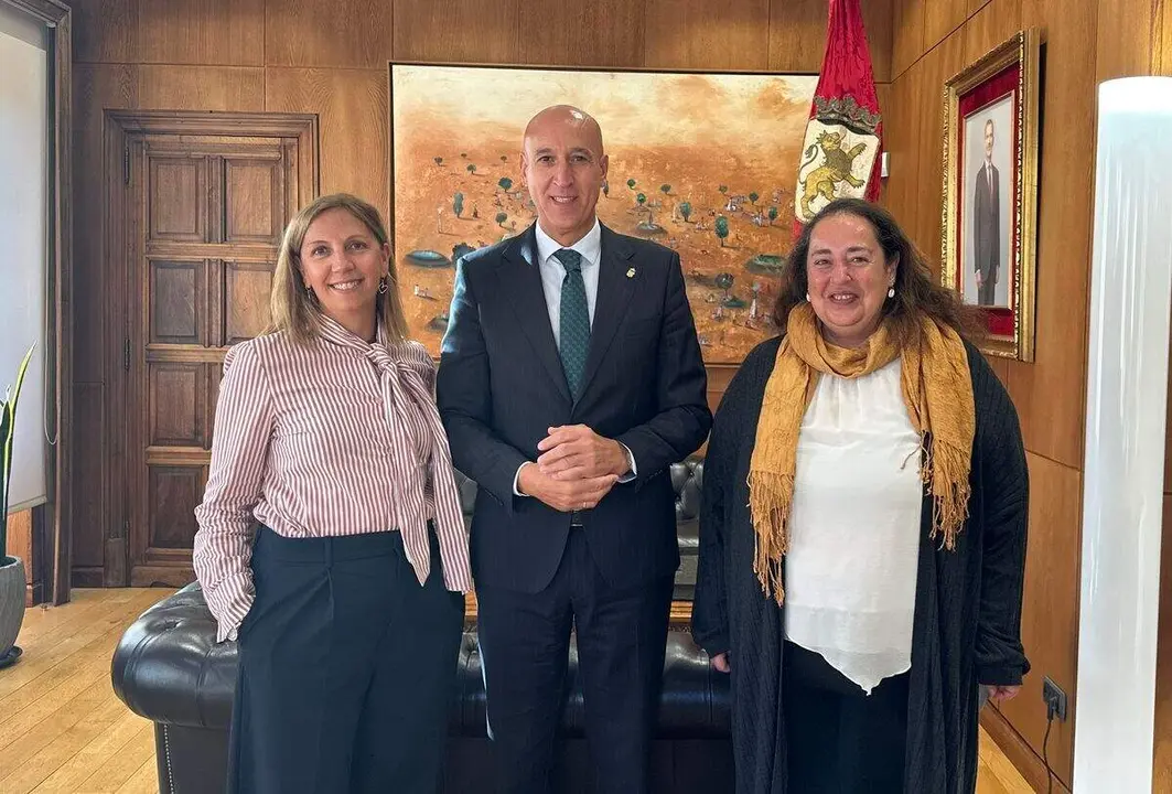 El alcalde de León, José Antonio Diez, junto a Maite López Blanch y Marta Muñiz Rueda, autoras de ‘Un León para Gaudí’. Foto: Ayto. León