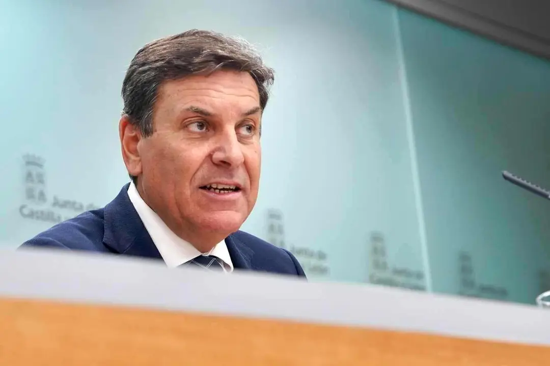 El portavoz de la Junta y consejero de Economía y Hacienda, Carlos Fernández Carriedo, comparece en rueda de prensa posterior al Consejo de Gobierno de la Junta.