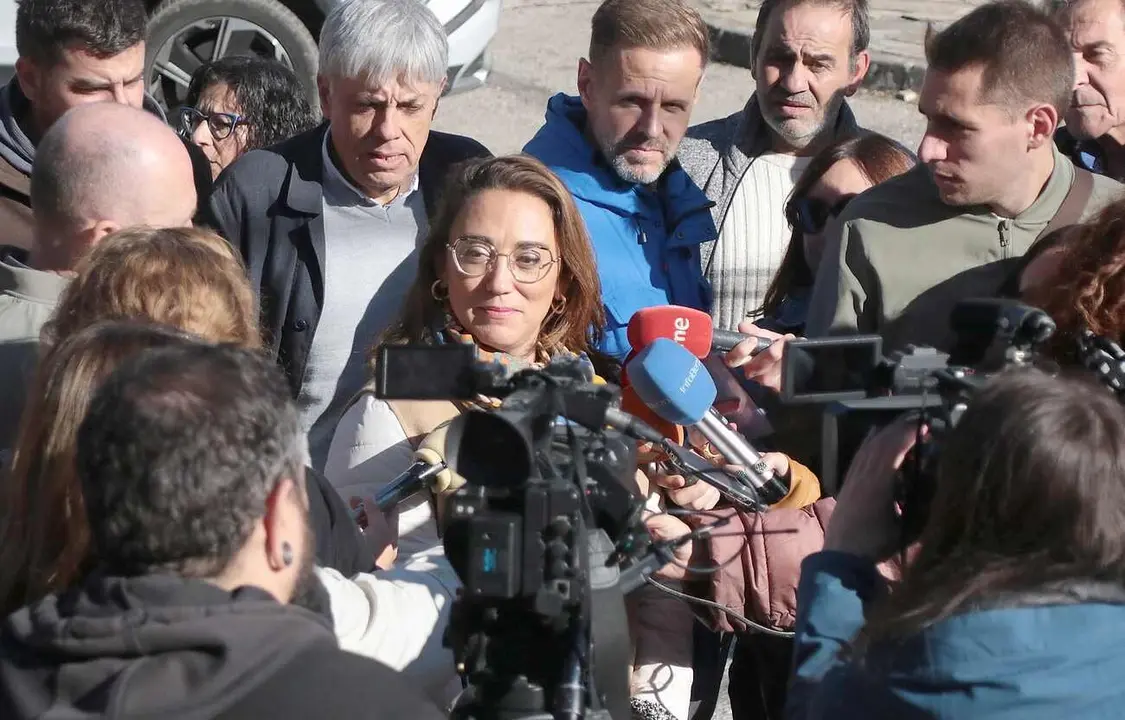 El ministro de Agricultura, Pesca y Alimentación, Luis Planas, visita una explotación ganadera afectadas por los incendios forestales en la provincia de León, acompañado por la consejera de Agricultura, Ganadería y Desarrollo Rural, María González Corral, el Presidente de la Diputación, Gerardo Álvarez Courel y el Delegado del Gobierno, Nicanor Sen.
