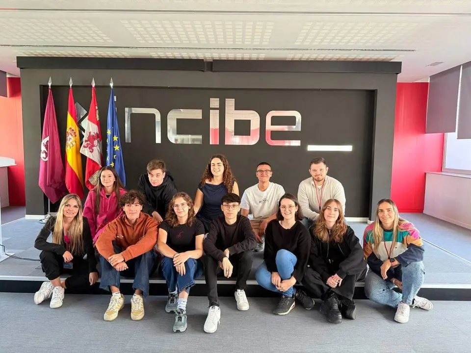 La selección española de Ciberseguridad que competirá en Polonia está formada por Miguel García Román (Universidad de Granada), Pablo López Martínez (Universidad de Murcia), David Ramírez Acero (UNED), Pablo Moya López (Universidad de Castilla-La Mancha), Manuel Vicente Bolaños Quesada (Universidad de Granada), Ainoa Capellas Palenzuela (Universidad Autónoma de Barcelona), Carmen Salvado Vicente (Universidad de Santiago de Compostela), Alexandra Guerrero Caelles (Universidad de Lleida), Judit López Jiménez (Universidad Autónoma de Barcelona) y Belinda Hazel Cáceres Barrera (Universidad de La Laguna).