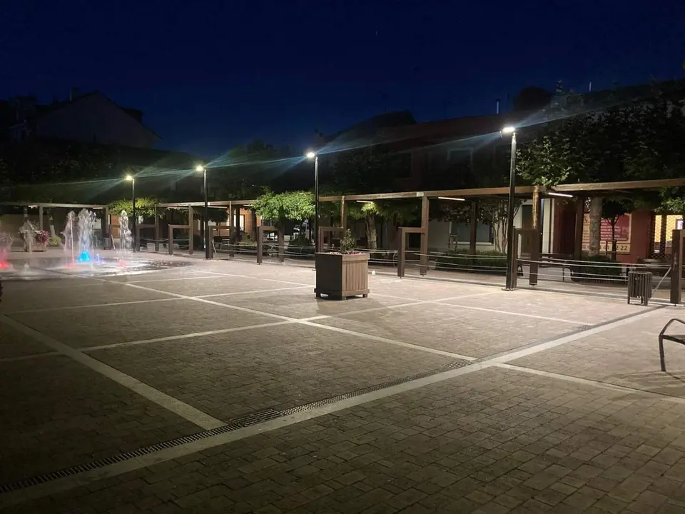La plaza de la Madera de Santa María del Páramo estrena iluminación.