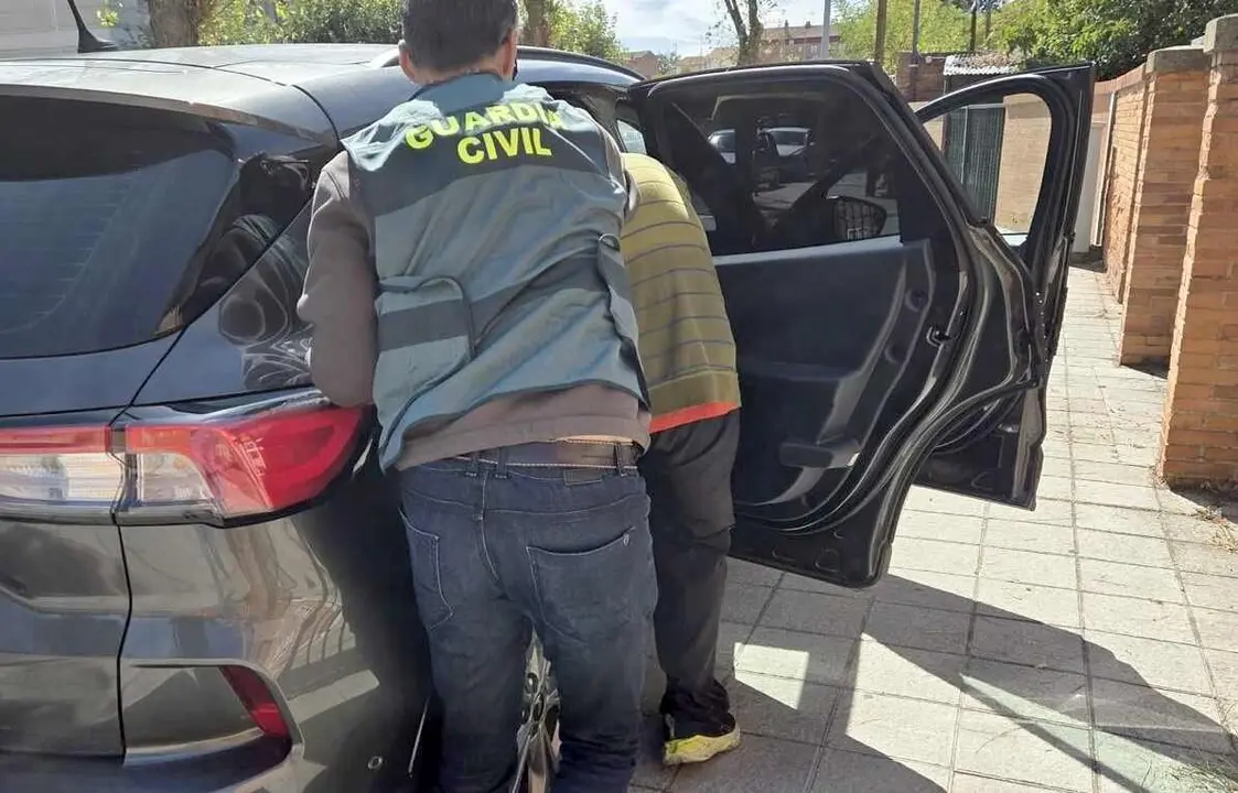 La Guardia Civil acompaña a uno de los detenidos.