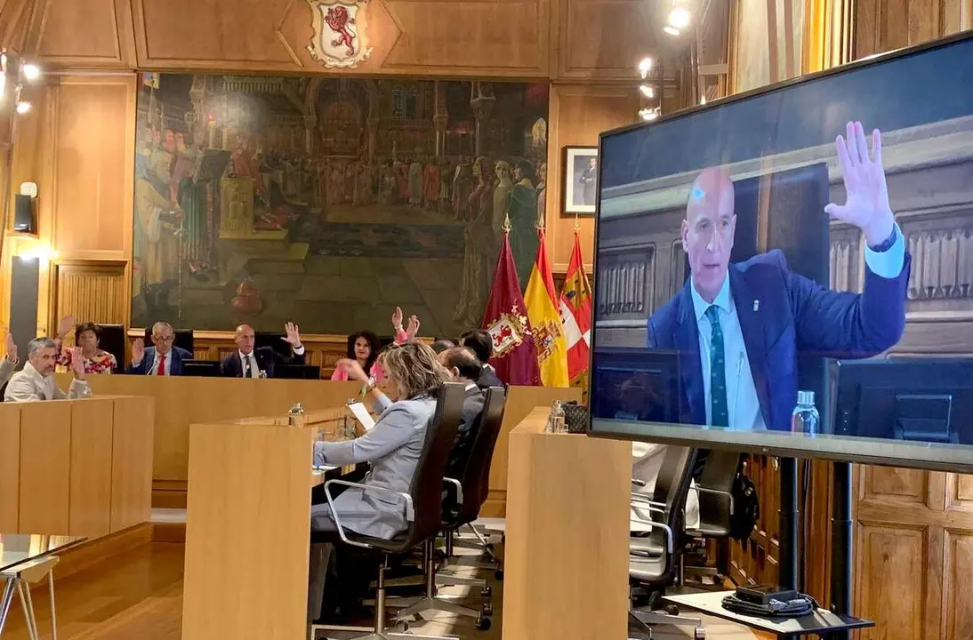 Imagen del pleno municipal de este viernes, que ha tenido lugar en el salón de plenos de la Diputación de León por las obras en San Marcelo. Foto: A.F.R.