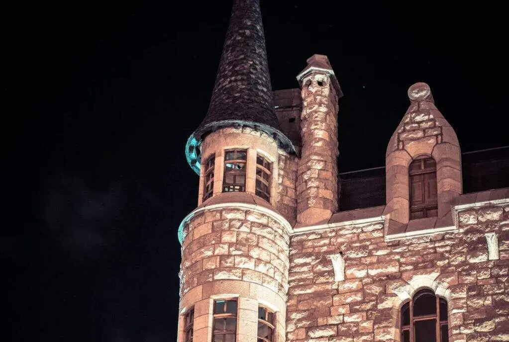 Imagen nocturna de la Casa Botines de León.