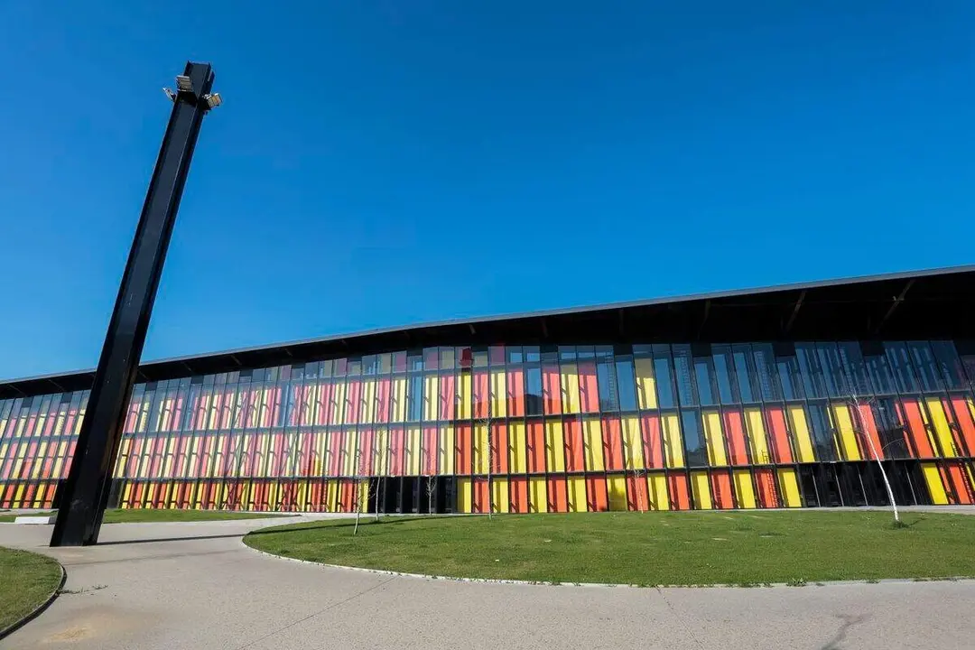 El Palacio de Exposiciones de León, obra de Dominque Perrault, y su gran cúpula fotovoltaica, que este viernes se ha enchufado a la red. Foto: Campillo