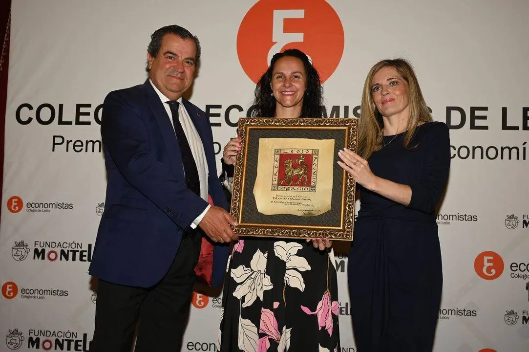 El XI Premio Leonés en el Extranjero, organizado por el Colegio de Economistas de León y la Fundación Monteleón, fue entregado a la bióloga leonesa Pilar de la Puente García por su destacado trabajo en investigación contra el cáncer, su labor como profesora en la Universidad de Dakota del Sur y su emprendimiento en el sector biotecnológico. Foto: Peio García