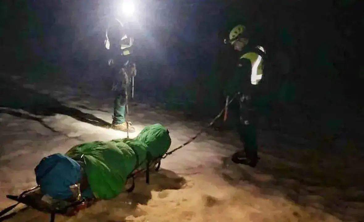 Efectivos del Greim durante el rescate del cuerpo de un montañero fallecido.