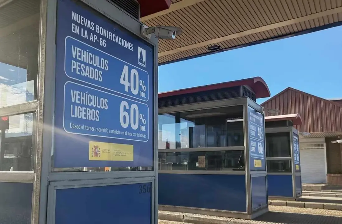 Imagen de un peaje del Huerna anunciando descuentos por trayectos reiterados.