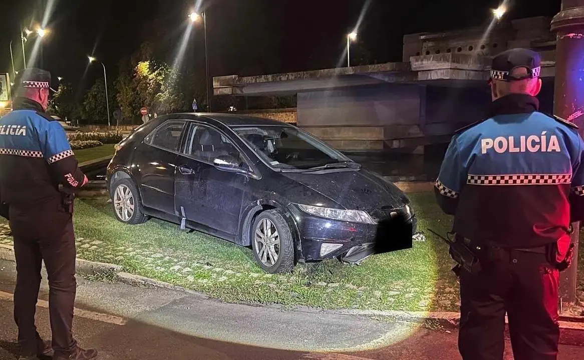 Imagen del vehículo tras colarse en la fuente de Carlos Pinilla.