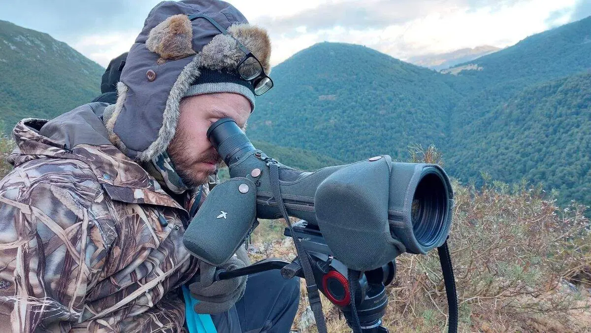 El investigador del área de Zoología de la ULE, Héctor Ruiz-Villar, estudia patrones y factores de mortalidad del lobo.