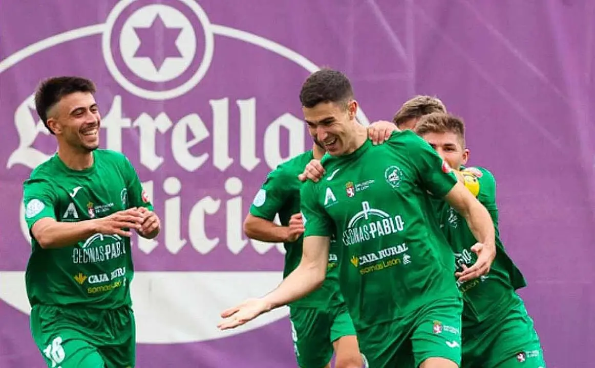 Los jugadores del Atlético Astorga celebran uno de sus goles ante el Valladolid Promesas.