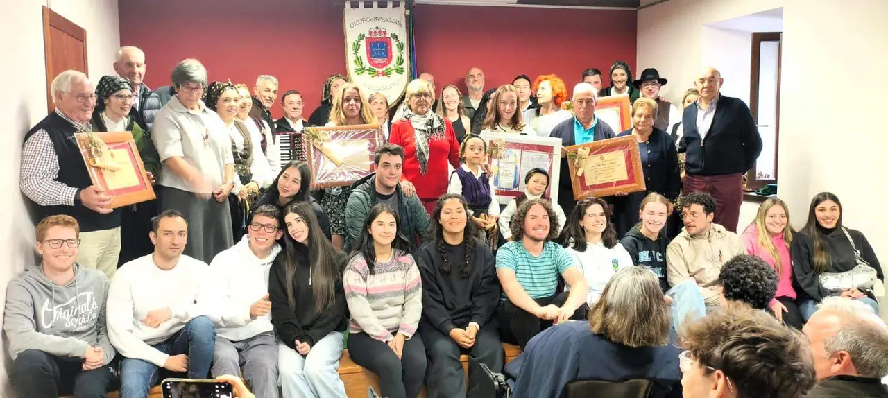Murias de Paredes fue escenario de una singular y emotiva jornada de convivencia intergeneracional que reunió a jóvenes universitarios y a los mayores residentes en el municipio.
