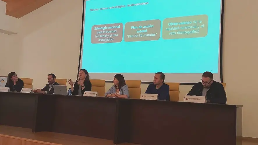 El panel de las jornada durante la intervención de Ana de los Ángeles Marín Andreu, Directora General de Políticas Contra la Despoblación.