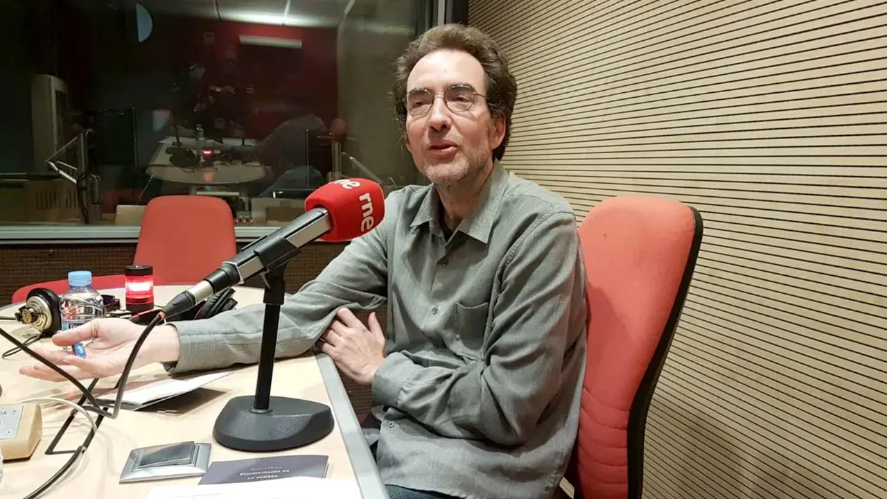 Mariano Peyrou, durante una entrevista en Radio Nacional de España.