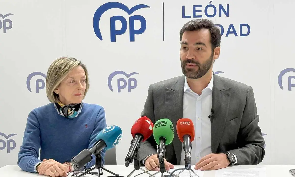 El portavoz del Grupo Municipal del Partido Popular en León, David Fernández, acompañado por la concejala Ana Franco, ha denunciado este lunes el estado de los colegios públicos de titularidad municipal.