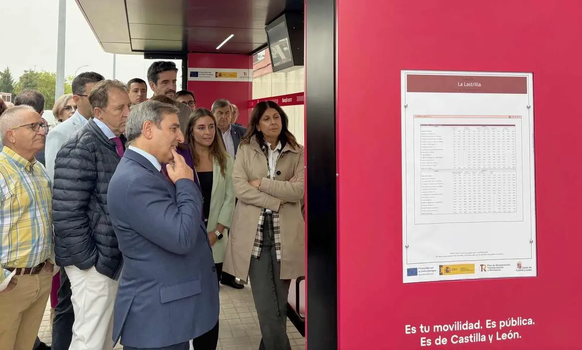 El consejero, comprobando el funcionamiento de las nuevas rutas que habilita el transporte público y gratuito en la Comunidad.