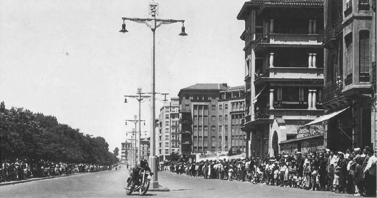 Imagen del circuito en la Condesa de Sagasta en 1960 con miles de aficionados presenciando el paso de las motos.