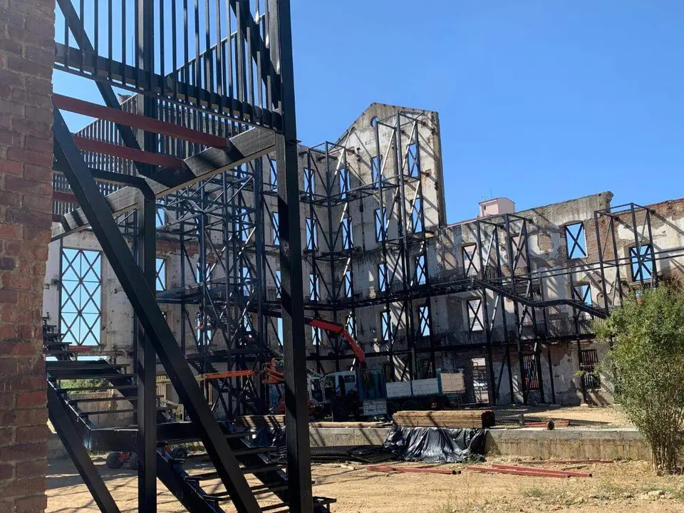 Los trabajos para convertir Santa Elvira en un mini recinto polivalente al aire libre ya dejan ver la nueva estructura interior que recorre el atrio y consolida las paredes. Foto: A.F.R.