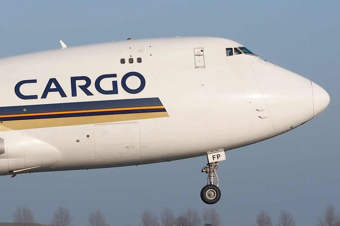 Un avión se dispone a despegar en un aeropuerto con terminal de mercancías.