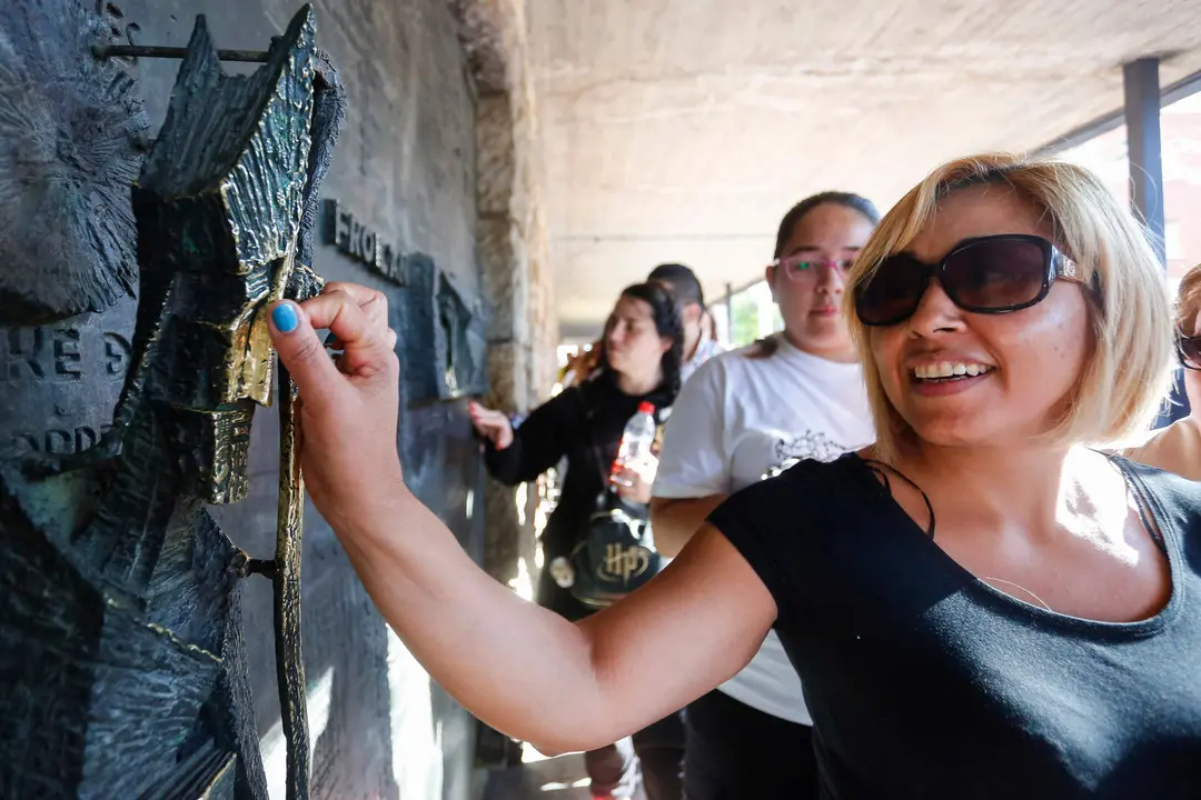 Tradición de ‘tocarle las narices al santo’ en la romería de San Froilán. Foto: Campillo