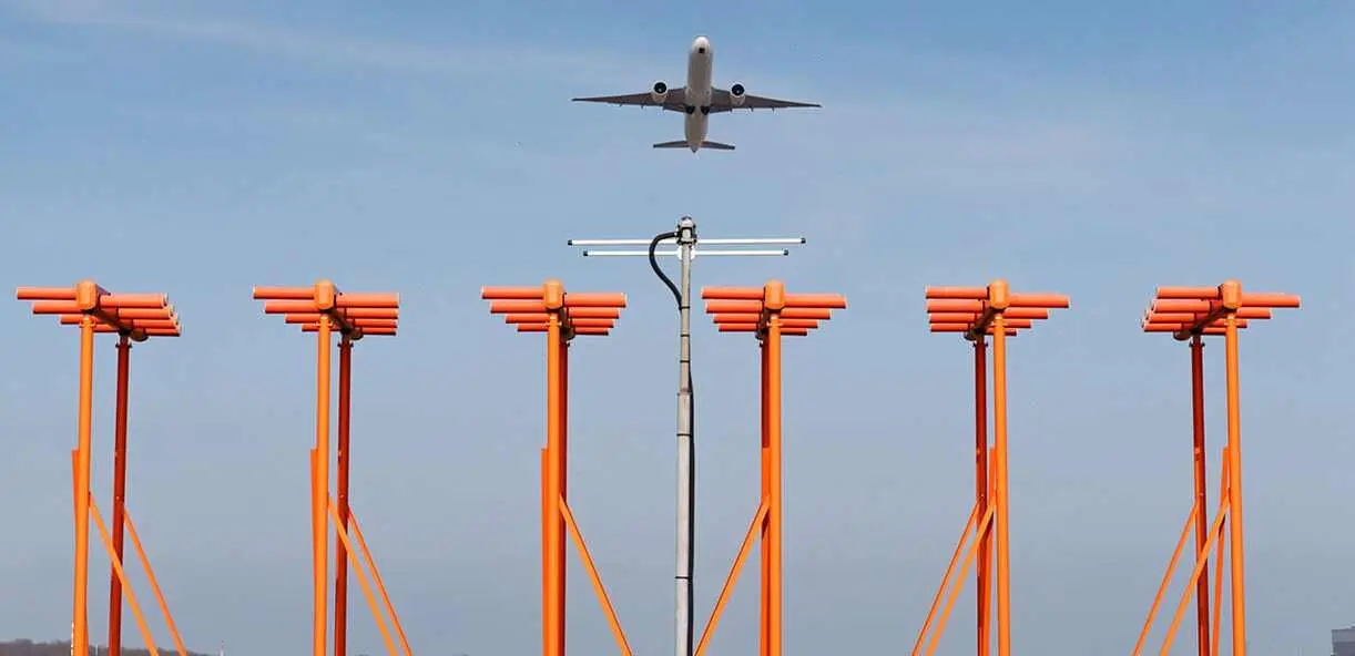 Imagen del sistema ILS instalado en un aeropuerto.