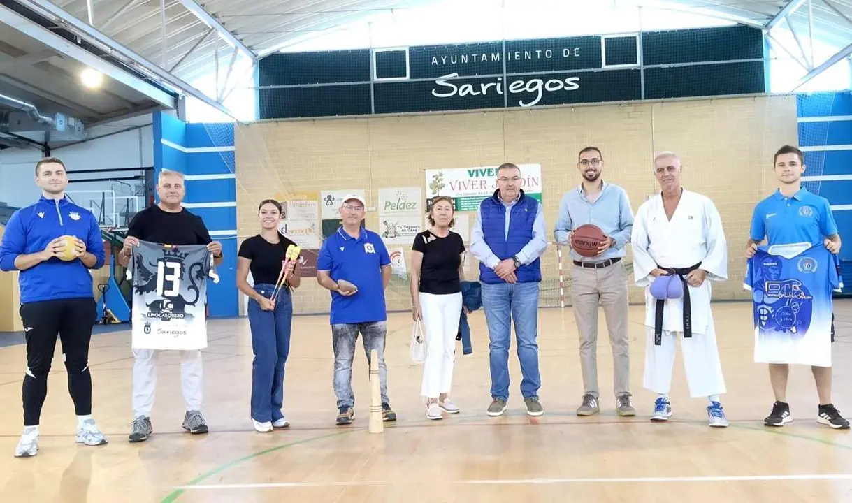 Roberto Aller, Alcalde del municipio, junto a representantes de los diferentes deportes.