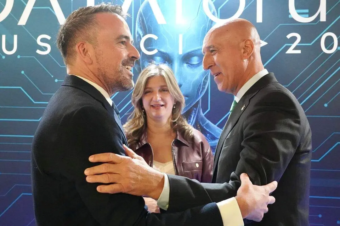 La rectora de la Universidad de León, Nuria González, este miércoles entre el secretario de Estado de Justicia, Manuel Olmedo Palacios y el alcalde de León, José Antonio Diez, en la inauguración del evento ‘DATA fórum Justicia 2025: El año de la Justicia’. Foto: Campillo