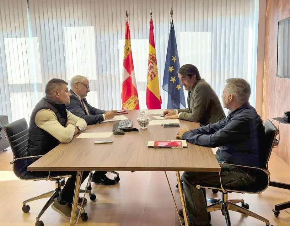 El presidente del Consejo Comarcal del Bierzo, Olegario Ramón, se reúne con el consejero de Medio Ambiente, Vivienda y Ordenación del Territorio, Juan Carlos Suárez-Quiñones, en el Centro para la Defensa contra el Fuego (CDF) en León.